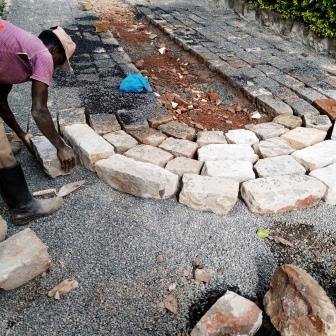 Laying a driveway using natural stone